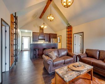 Tranquility Lake Getaway on 27 Acres! - Columbia - Living room