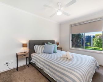 Spacious 3-Bed Ground Level Beachside St - Middleton - Bedroom