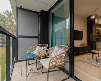 Modern Shellter Apartment Beachside Rogowo by Noclegi Renters - Dźwirzyno - Balkon