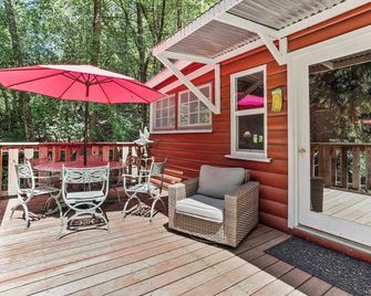 Modern Cabin Retreat with Swim Spa Hot Tub and Air Conditioning - Forestville - Patio