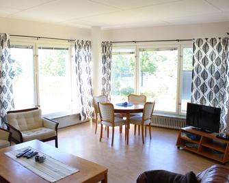Liljeholmen Herrgård Hostel - Rimforsa - Essbereich