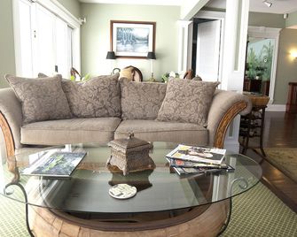 DeSoto Beach Bed and Breakfast - Tybee Island - Salon