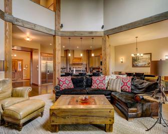 Red Tail on the River by Casago Mccall - Donerightmanagement - McCall - Wohnzimmer