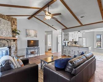 Double Diamond Rentals - Cozy Home for Travelers - Sherwood - Living room
