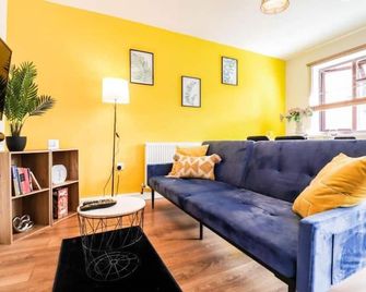 Spacious 1 Bed Flat-Free Parking - London - Living room