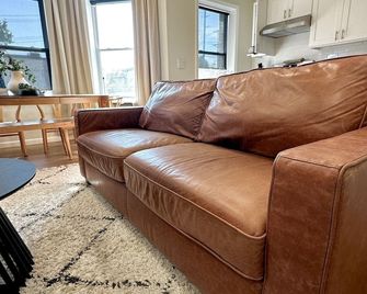 Mid-century Modern 2-bedroom apartment with Central AC - Newark - Huiskamer