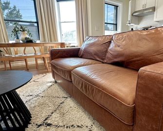 Mid-century Modern 2-bedroom apartment with Central AC - Newark - Sala de estar