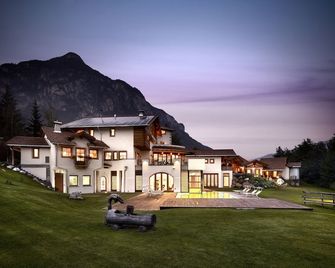 Castelir Suite Hotel - Tesero - Gebouw