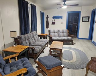 Updated 2BR • Work or Fun Ready • North Hwy 33 - Beaver Dam - Living room