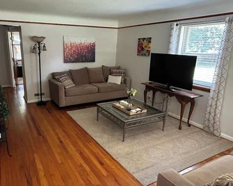 Entire House Private Retreat on the Little Miami River - Loveland - Living room
