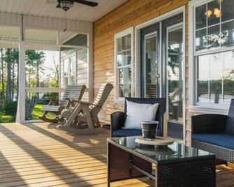 Waterfront Retreat w Dock, Firepit & Boat Access - Belhaven - Patio