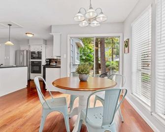 Family Home in the Heart of The Woodlands - The Woodlands - Dining room