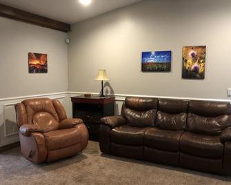 Large Home - close to everything! Over 2200 sq ft. EV Charger - Amarillo - Living room