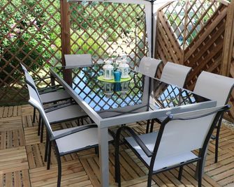 Tastefully furnished 4 star gîte in historical village of Fontevraud l'Abbaye - Fontevraud-l'Abbaye - Patio