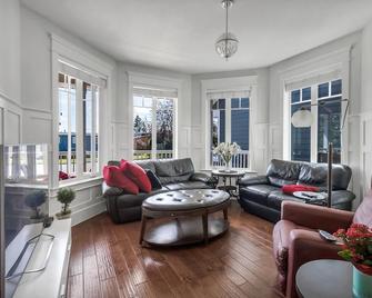 Gorgeous New, Downtown, Modern Victorian Dream Home in Beautiful Nieghborhood - Prince George - Living room