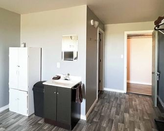 Workstay Lodging - Yarbo, Sk - Near Esterhazy & Mosaic K1, K2, & K3 - Esterhazy - Servicio de la habitación