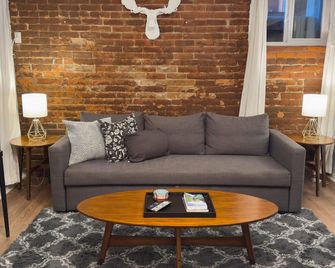 Relax at a Cozy Garden Apt in Leafy Cheesman Park - Denver - Sala de estar