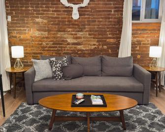 Relax at a Cozy Garden Apt in Leafy Cheesman Park - דנבר - סלון