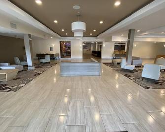 Delta Hotels by Marriott Chicago Willowbrook - Willowbrook - Лоббі