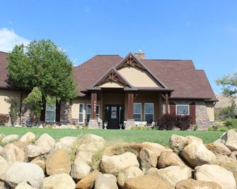 Delightful 3-bedroom house with AC and enjoy a Country setting. - Price - Building