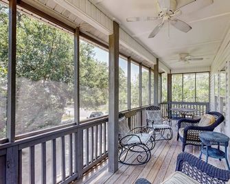 Quiet beach home on cul-de-sac with screened porch, grill & game room - Tybee Island - Balcony