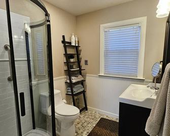 Wildlife Viewing Overlooking Sonoma Creek In The Heart Of The Wine Country! - Sonoma - Bathroom
