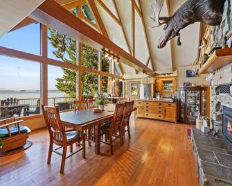 Charming 4-bedroom lake front cabin in serene Coolin, ID - Coolin - Comedor