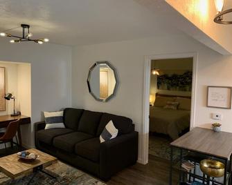 Luxurious, Quiet Condo in the Heart of Town - Longmont - Living room