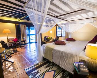Amani Beach Hotel - Kutani - Bedroom