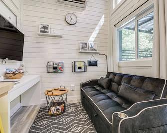 Blue Ridge Mountain Tiny Home Escape to Nature! - Marion - Living room