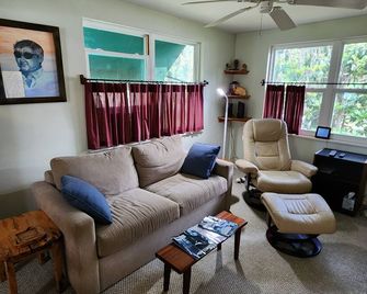 Affordable Old Homosassa! Close to the action and the boat ramp! - Homosassa - Living room