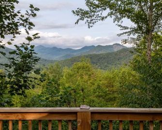 Holly Hideaway | Cozy Yurt | Pet Friendly & Trails - Cullowhee - Balcón