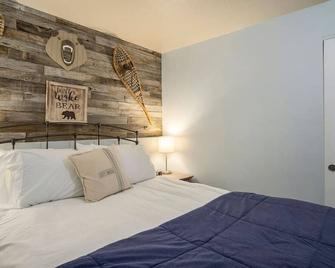 Grumpy Grizzly - Sandy - Bedroom