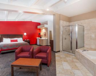 Ramada by Wyndham Hammond Hotel & Conference Center - Hammond - Bedroom