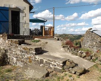 Small house in the heart of Auvergne - Condat - Vista del exterior