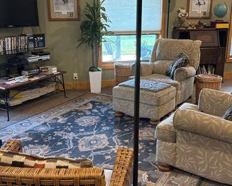 Country Setting 2-3 Miles From The River, Luther College And Downtown Decorah - Decorah - Вітальня