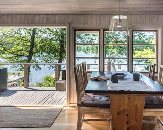 Holidays in the Stockholm archipelago 20 meters from the sea - Varmdo - Comedor