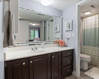 Lakefront Osage Beach Condo + Workspace w/ Pool Views - Osage Beach