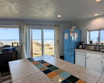 Whales Watch – any closer to the Ocean and you'd need a wetsuit. - Florence - Kitchen
