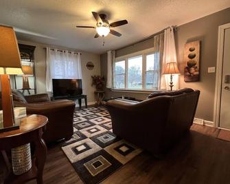 The Johnston House - Located in the heart of Johnston - Close to Saylorville - Johnston - Living room