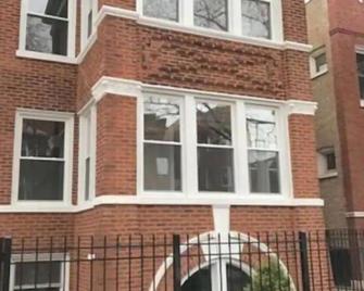 Cozy 2br/1ba Garden Apartment Near Lincoln Square - Chicago - Building