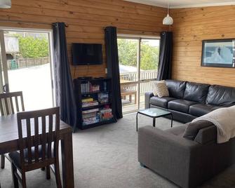 Rowlys ResortbrBack Bach suitable for family of 4 or 2 couples - Karikari Peninsula - Living room
