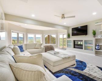 Prescott Gem Hot Tub and Mtn Views, 7 Mi to Dtwn - Prescott - Sala de estar