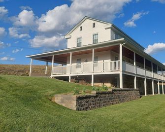 Peaceful Country Farmhouse Retreat – Private, Spacious, Sleeps 7 - Petersburg - Building