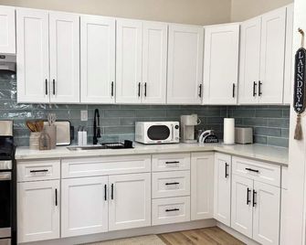 Cozy Historic Hanford Hideaway • 1br/1ba W/ Laundry - Hanford - Cucina