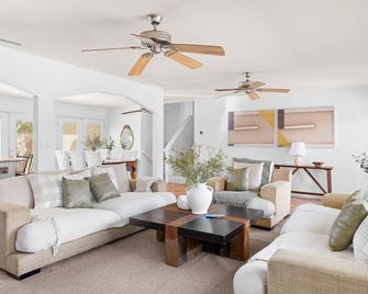 Pool/Spa 4br - Parking, Pets Ok, W/D + Office Room - Canyon Lake - Living room