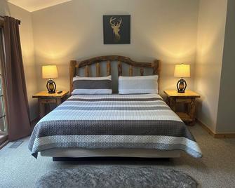 Modern Comfort Meets Natural Beauty: Your Perfect Getaway Near Starved Rock! - North Utica - Bedroom