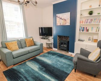 22 St. Marys Walk, Pet Friendly, With A Garden In Scarborough - Scarborough - Living room