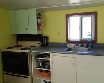Marble Lake Lodge - Cloyne - Kitchen