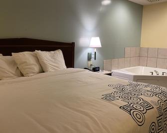 Motel with hot tub and surrounded with greenery and hills. - Dublin - Bedroom